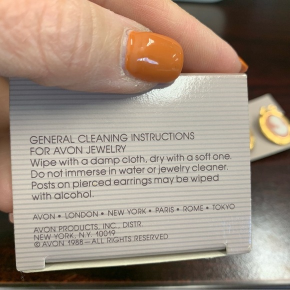 Avon Romantic Portraits Gold and Pink  Cameo clip Earrings.NIB - Picture 2 of 6